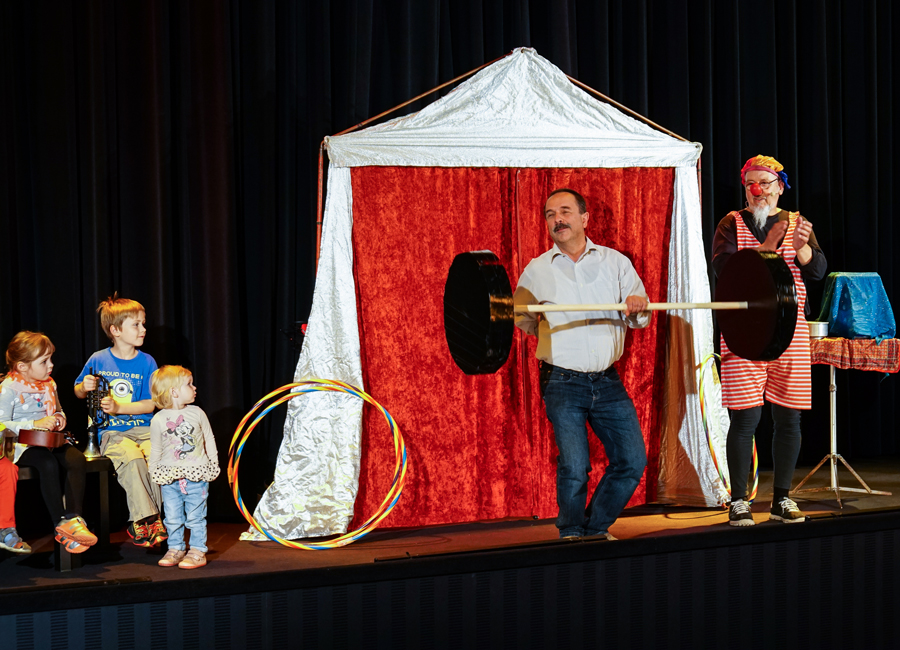 Zirkus Kunterbunt Mobiles Kindertheater - auch die Erwachsenen dürfen mitmachen